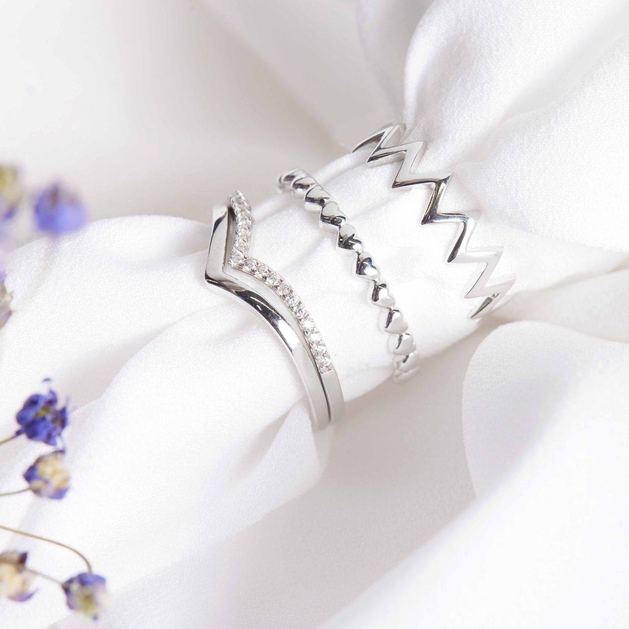 Silberner, goldplattierter Ring mit kleinen Herzen