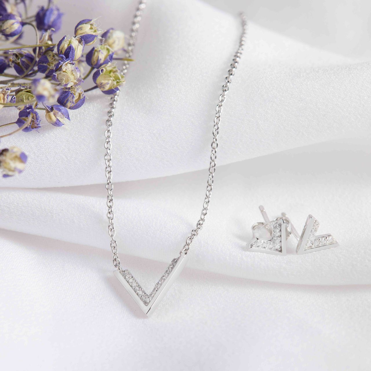 Silberne Halskette rhodiniert V-Design mit Zirkonia