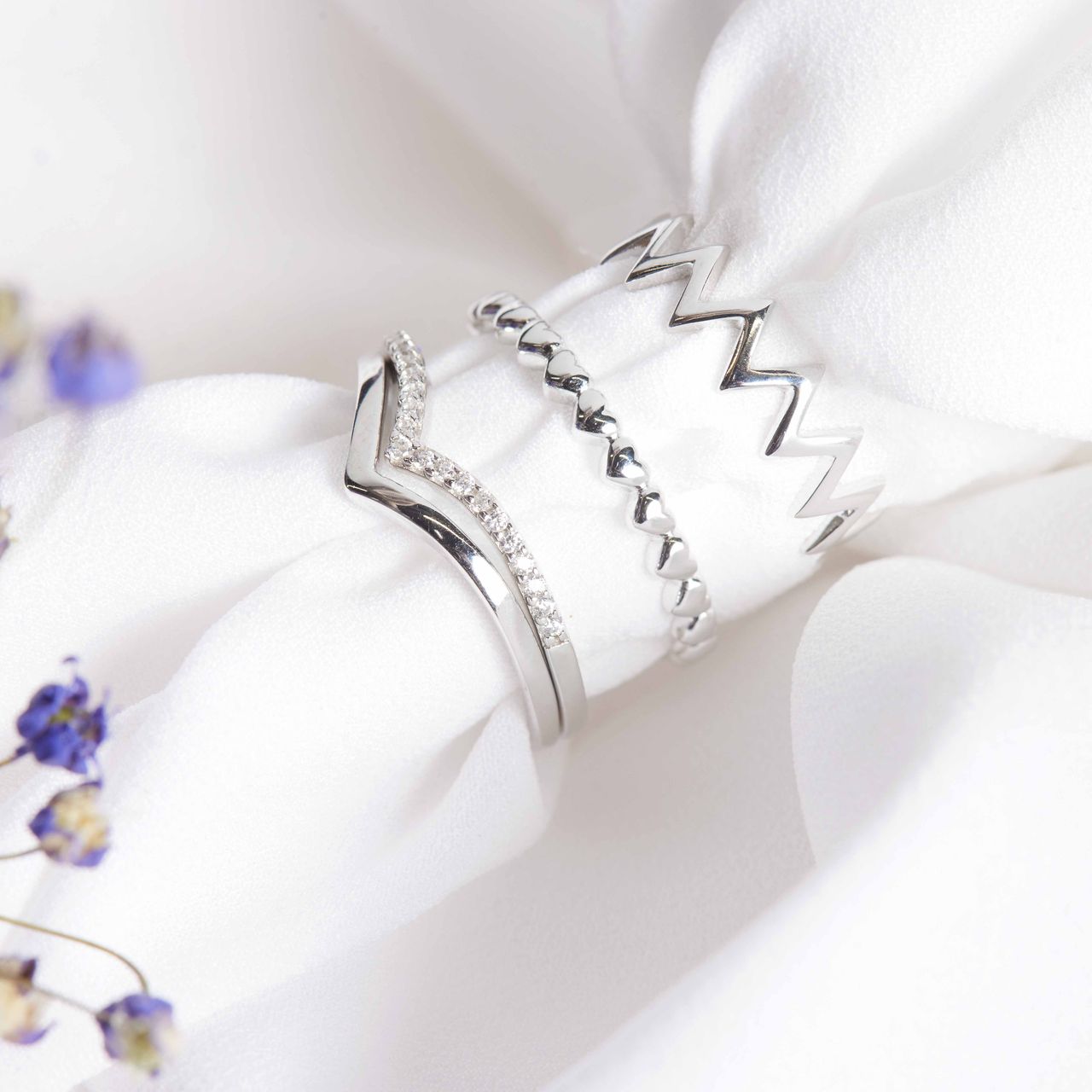 Silberner, rhodinierter Ring in V-Form mit Zirkonia
