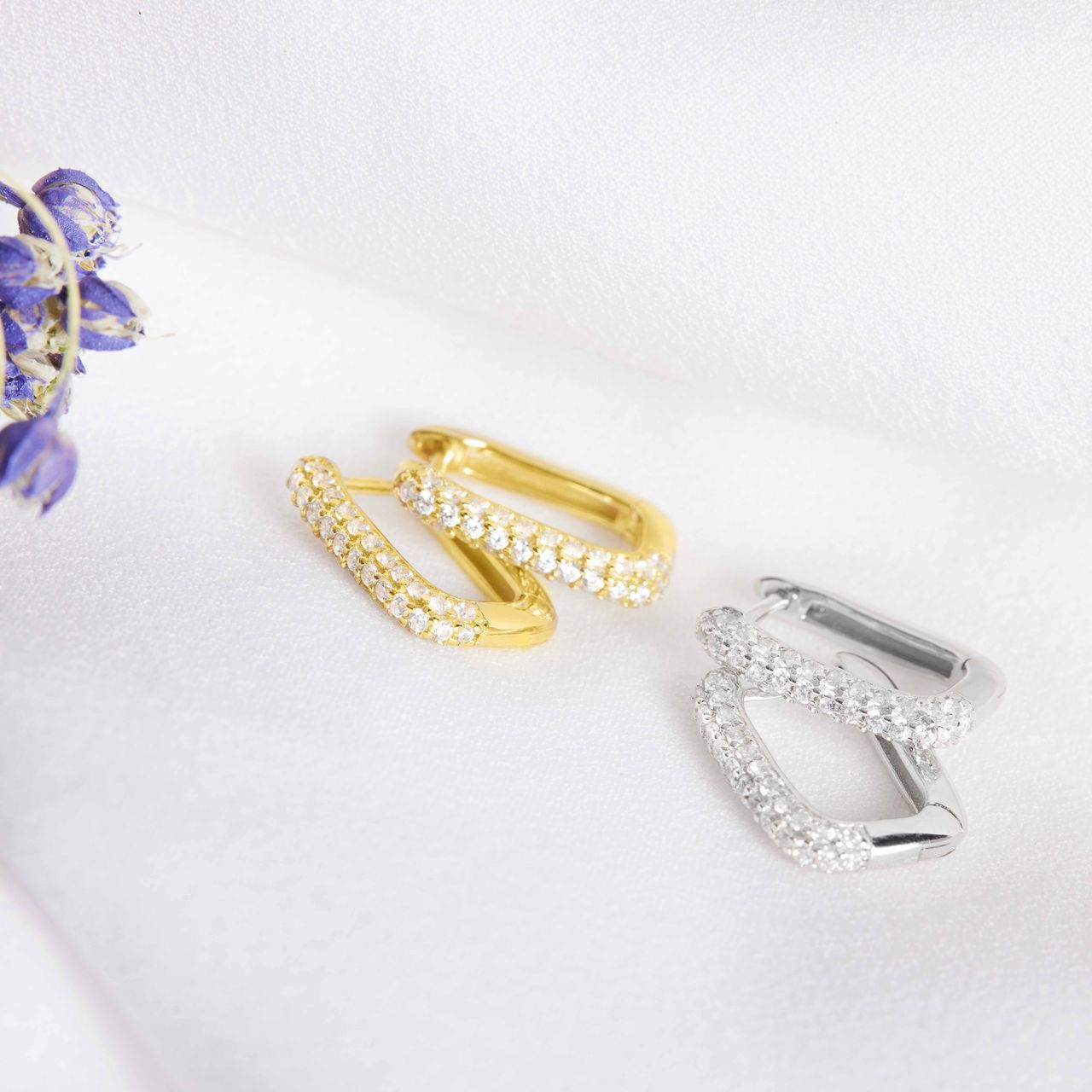 Silberne, goldplattierte Ohrringe in ovalem Design mit Zirkonia
