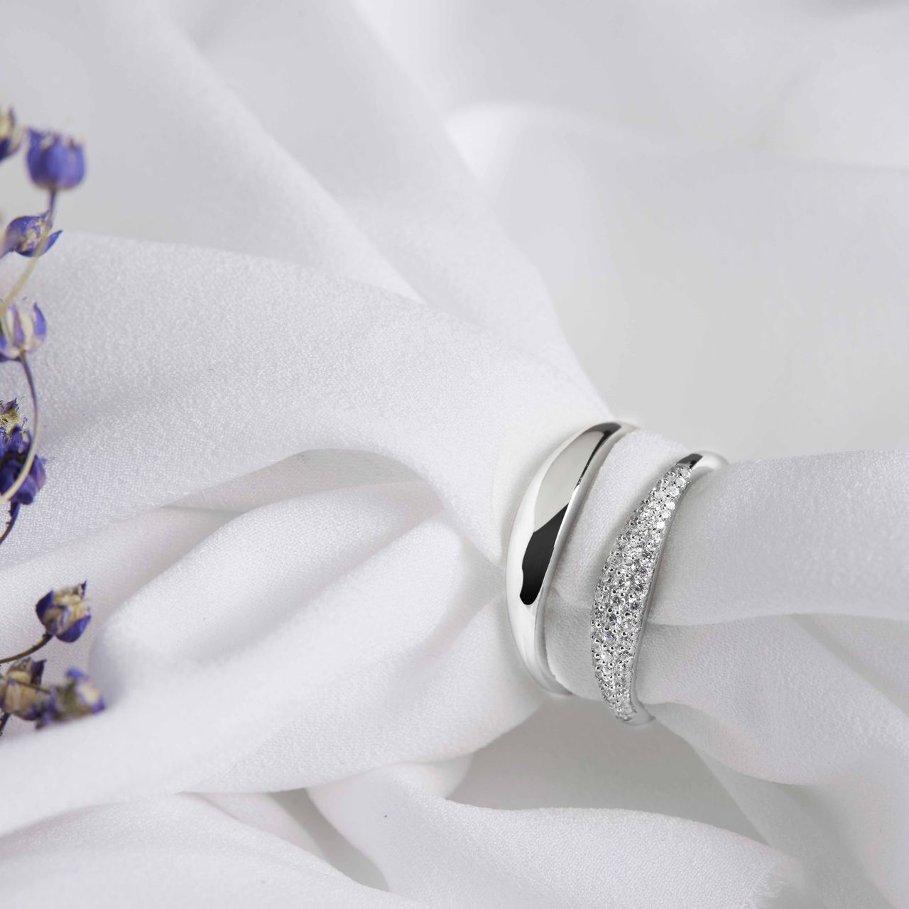 Silberner, rhodinierter Ring mit Zirkonia