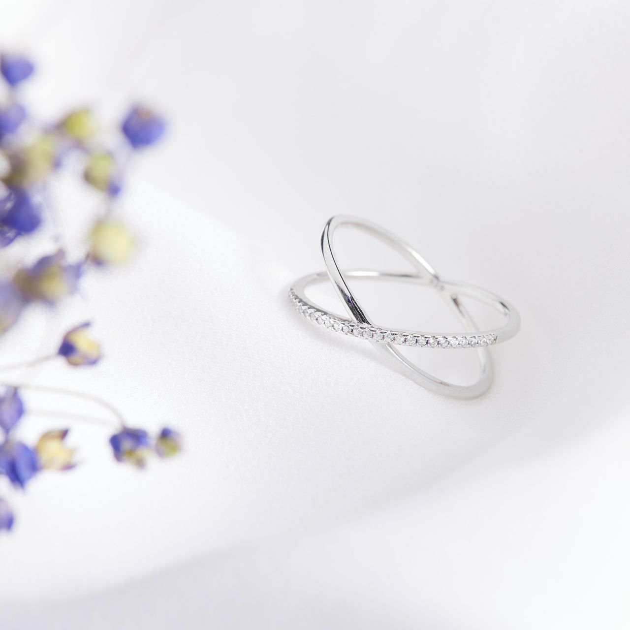 Silberner Ring gekreuztes Design mit Zirkonia