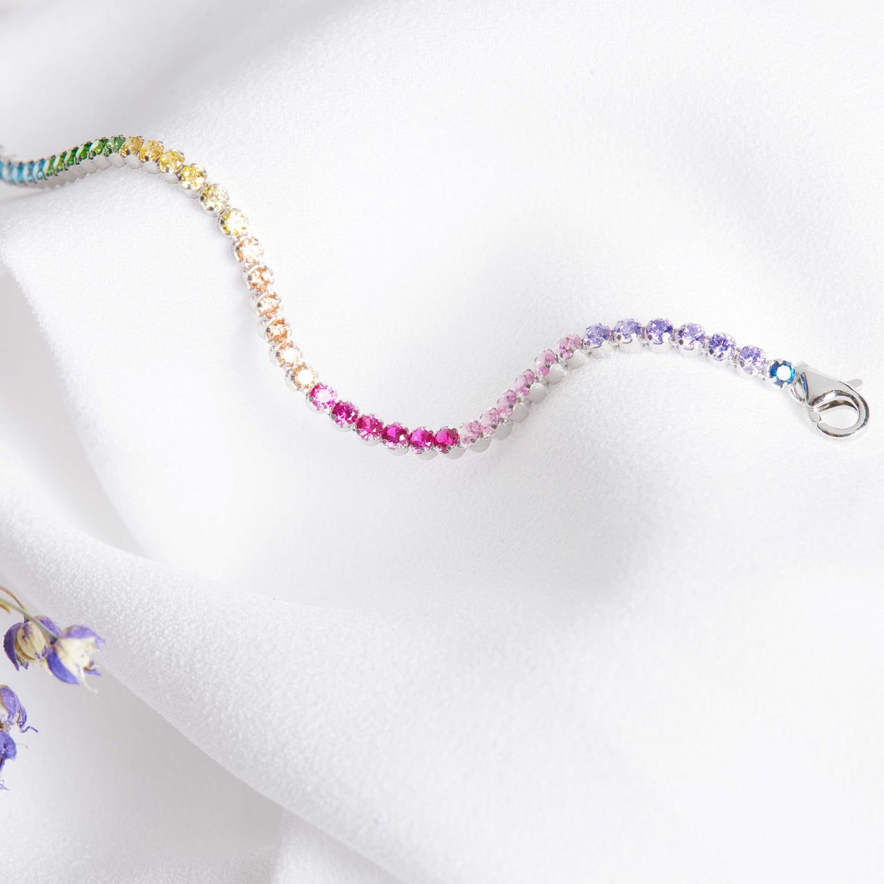 Zilveren tennisarmband met zirkonia regenboog