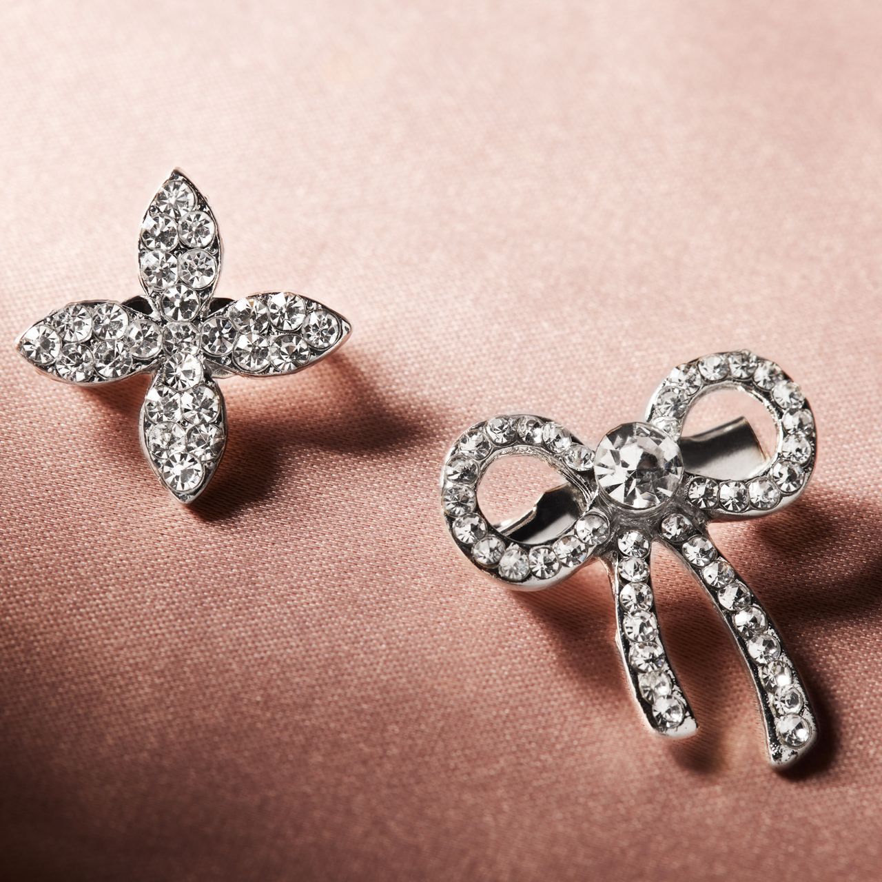 Zilverkleurig bijoux broche kruis