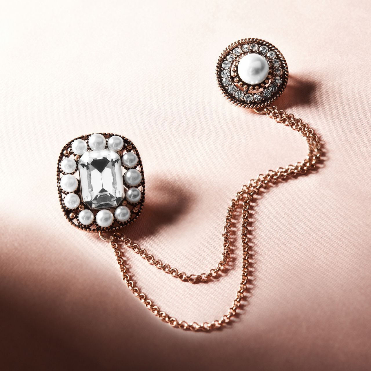 Silberfarbene Bijoux-Brosche mit kleiner Kette