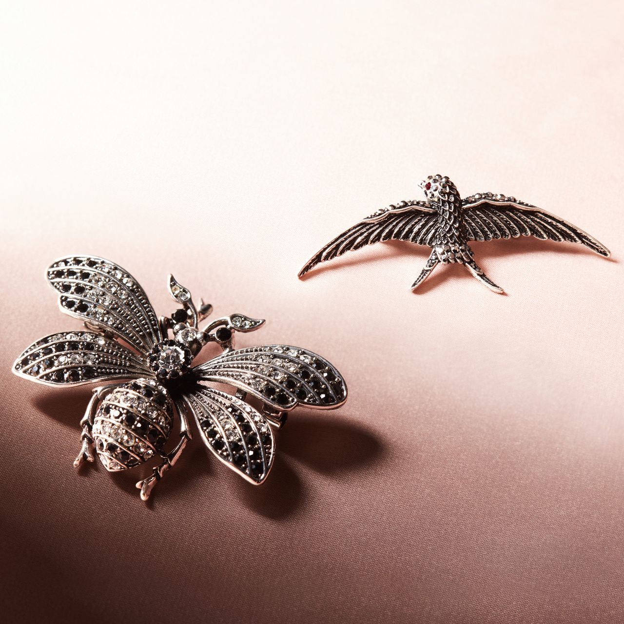 Zilverkleurige bijoux broche vogel