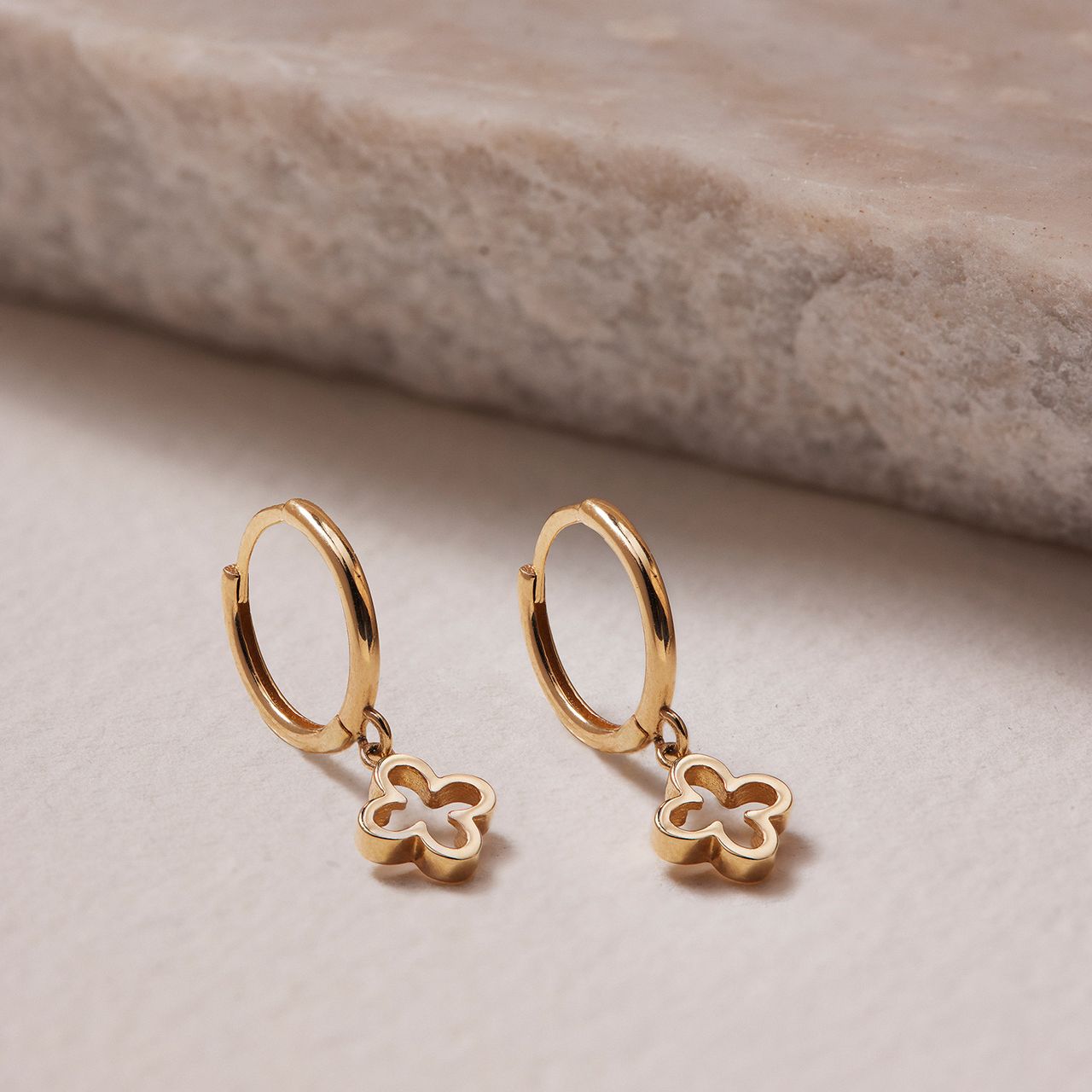 14 Karat gelbgoldene Ohrringe mit offenem Kleeblatt