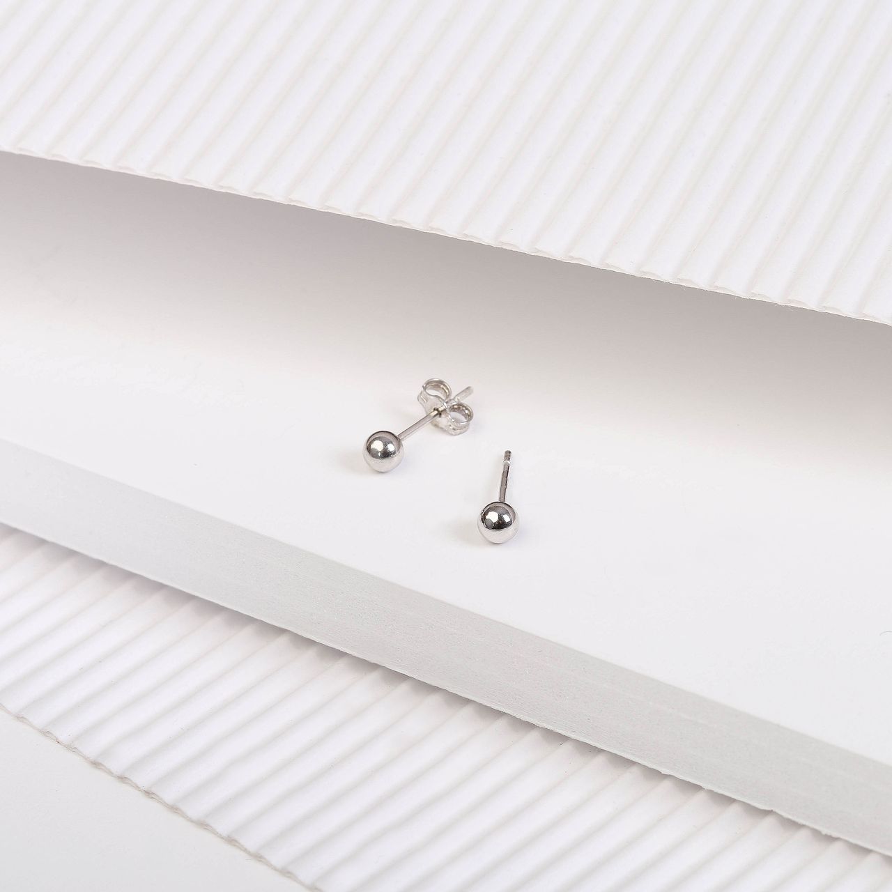 Zilveren oorknoppen rhodiumplated bol 4mm voor dames