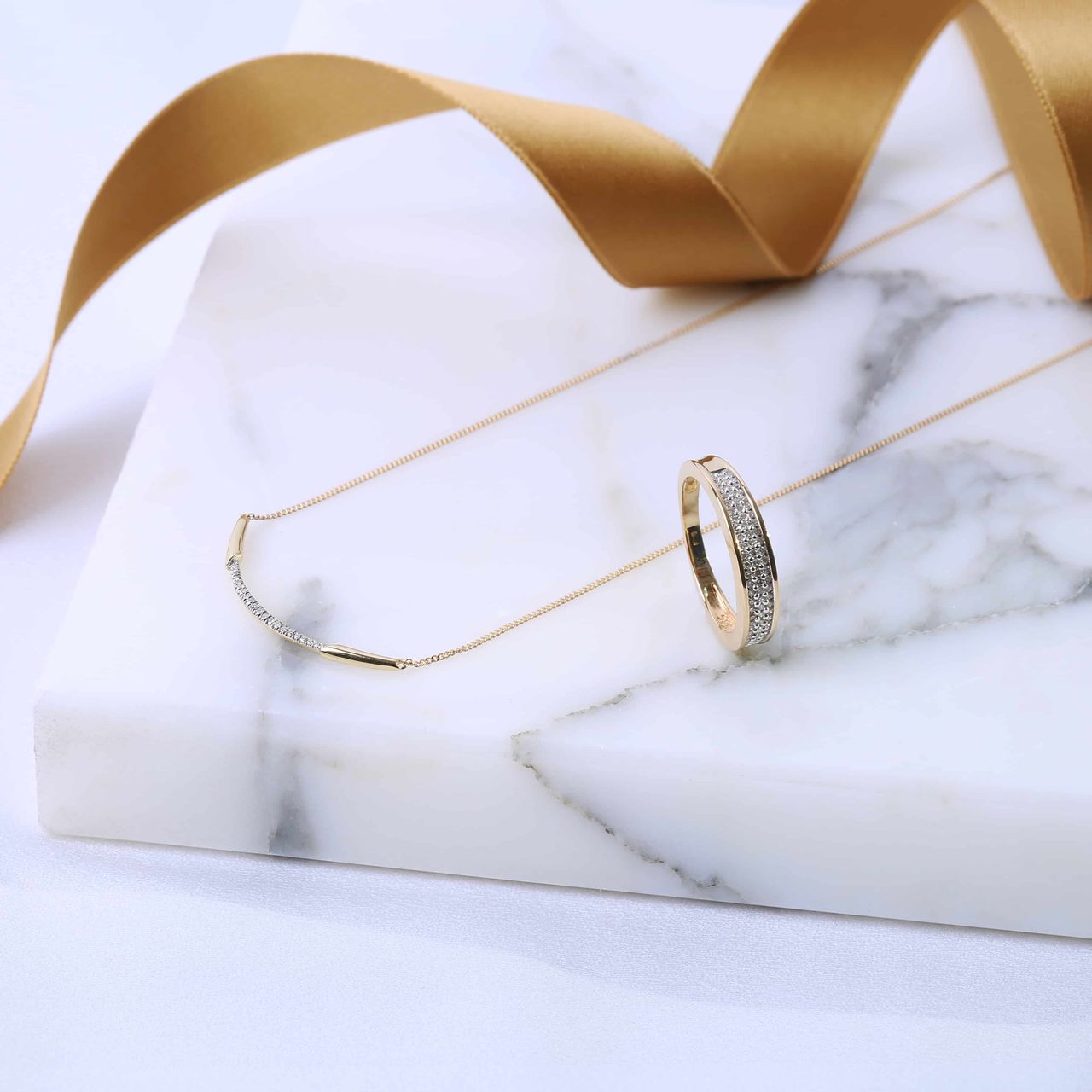 14 Karaat geelgouden ring met 75 diamanten 0,20CT