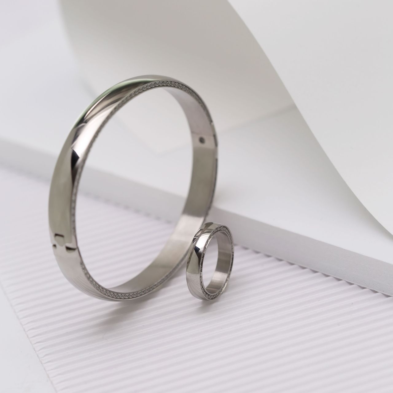 Gerecycleerd stalen ring met zirkonia