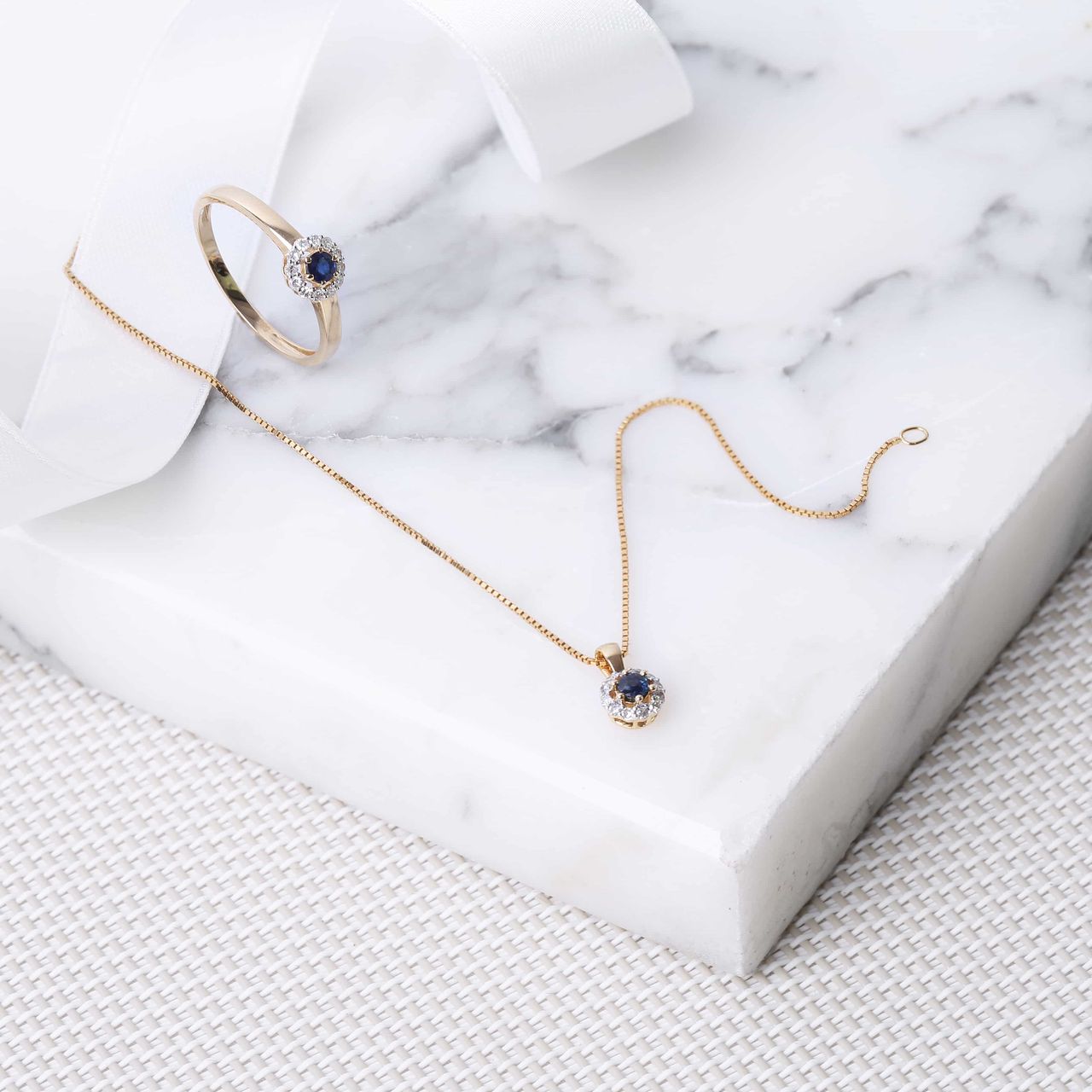 14K geelgouden ring saffier en 12 diamanten 0,08ct