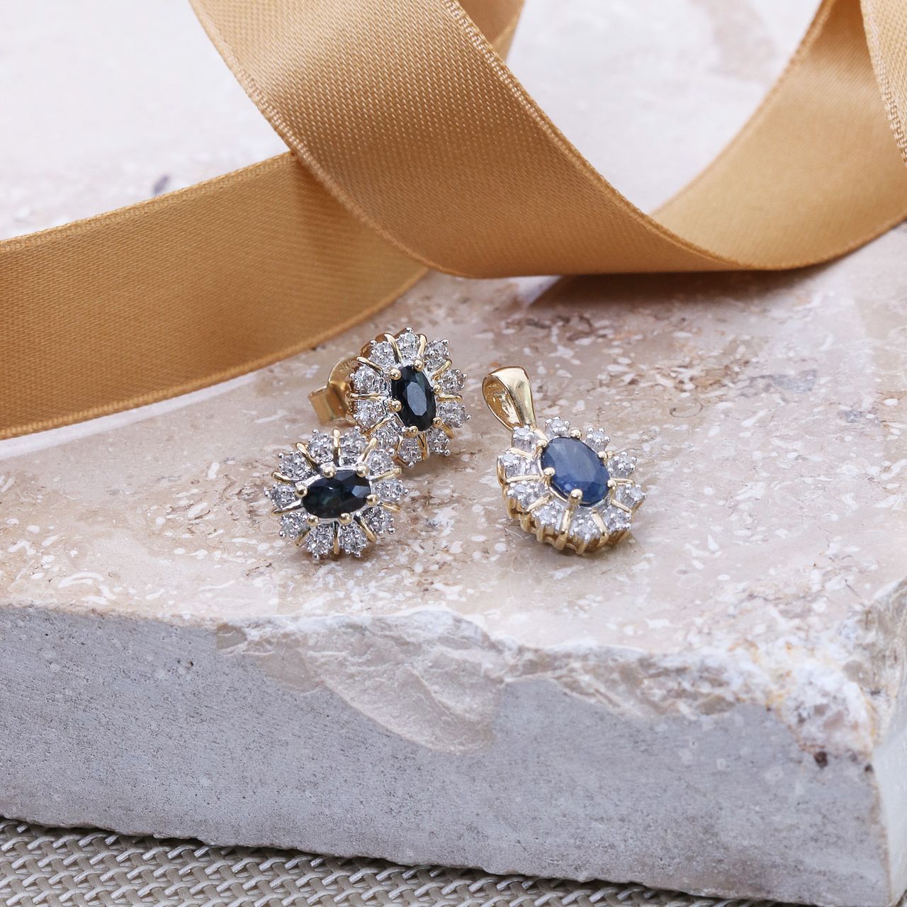 14 Karaat geelgouden oorbellen diamant en saffier