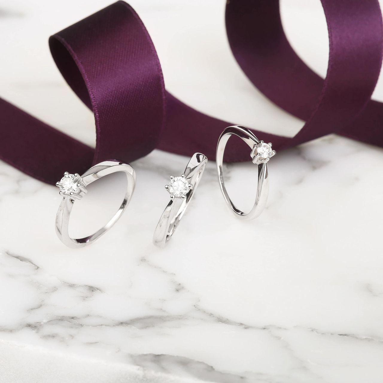 Weißgoldener Solitärring mit Diamant (0,12 ct).