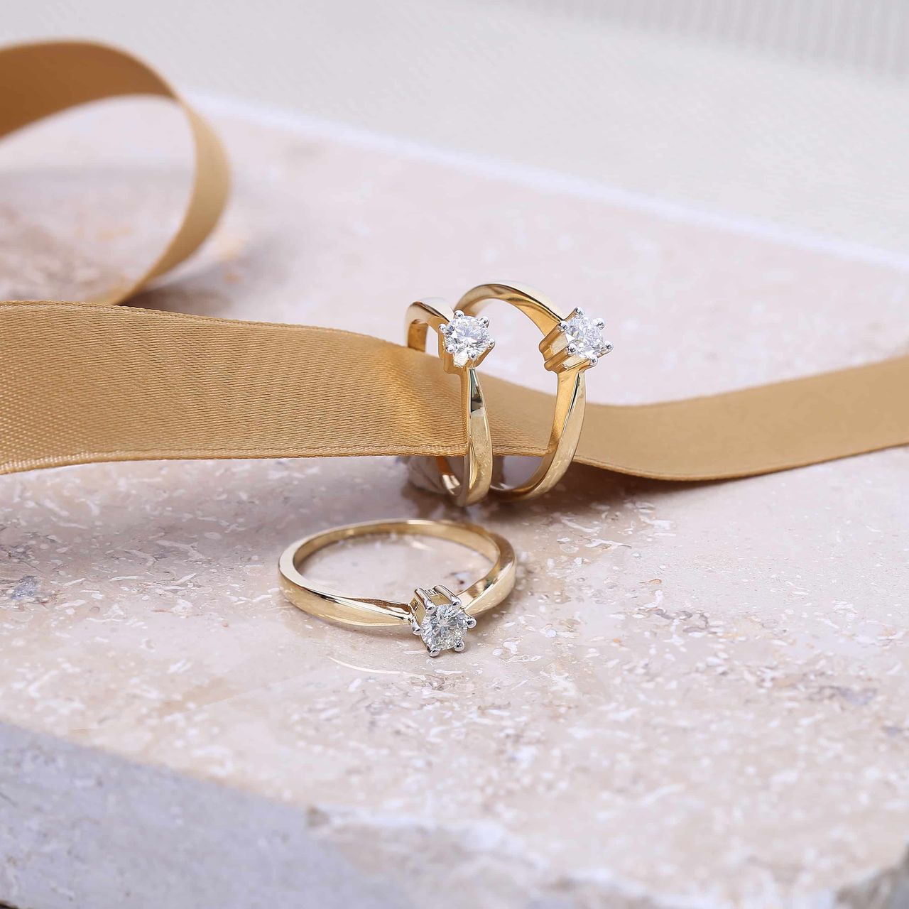 Gelbgoldener Solitärring mit Diamant (0.25 ct).