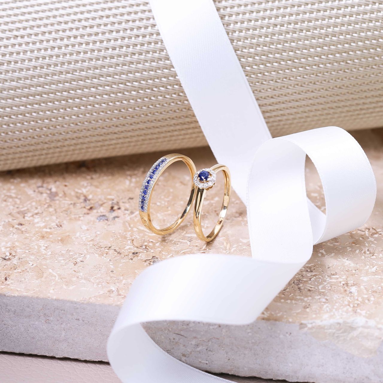 14Kgeelgouden ring saffier en diamant 0,06ct