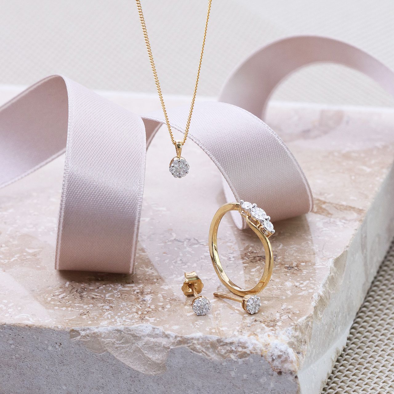 14 Karaat geelgouden oorbellen met diamant 0.15ct