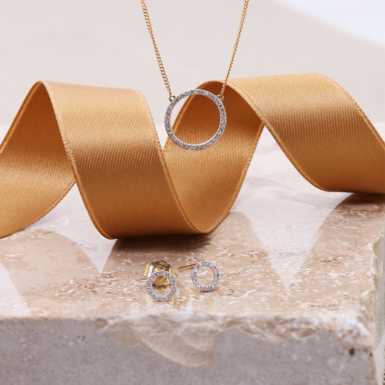 14K geelgouden oorbellen cirkel met diamant 0,06ct