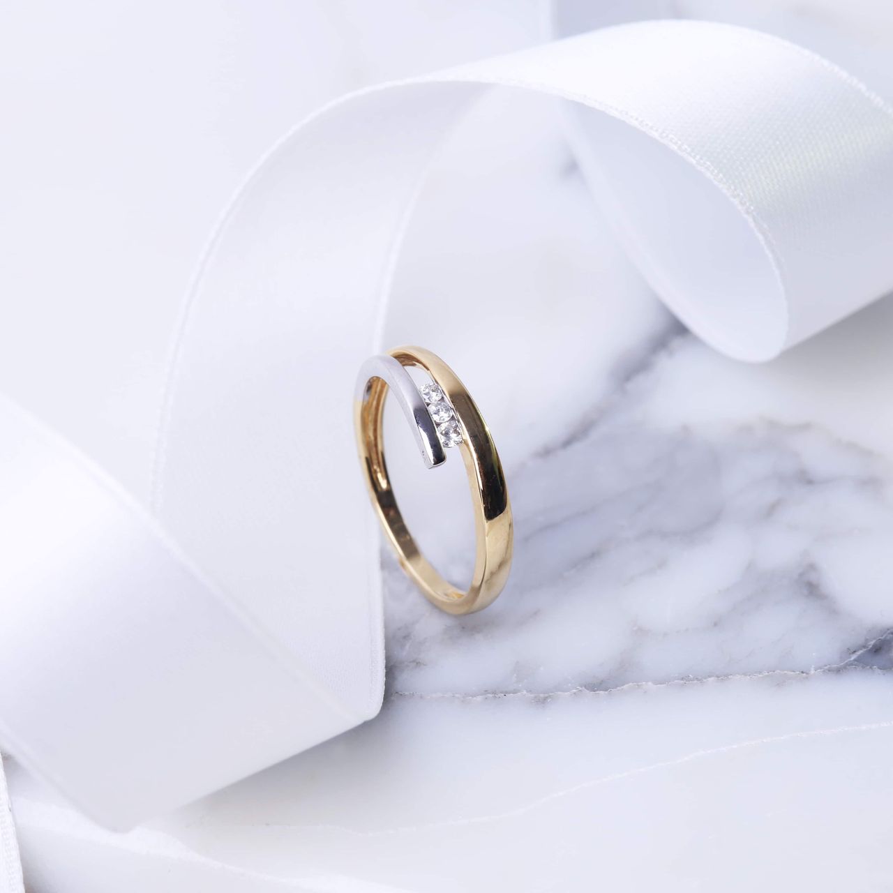 14 Karaat bicolor ring met 3 diamanten 0,06ct