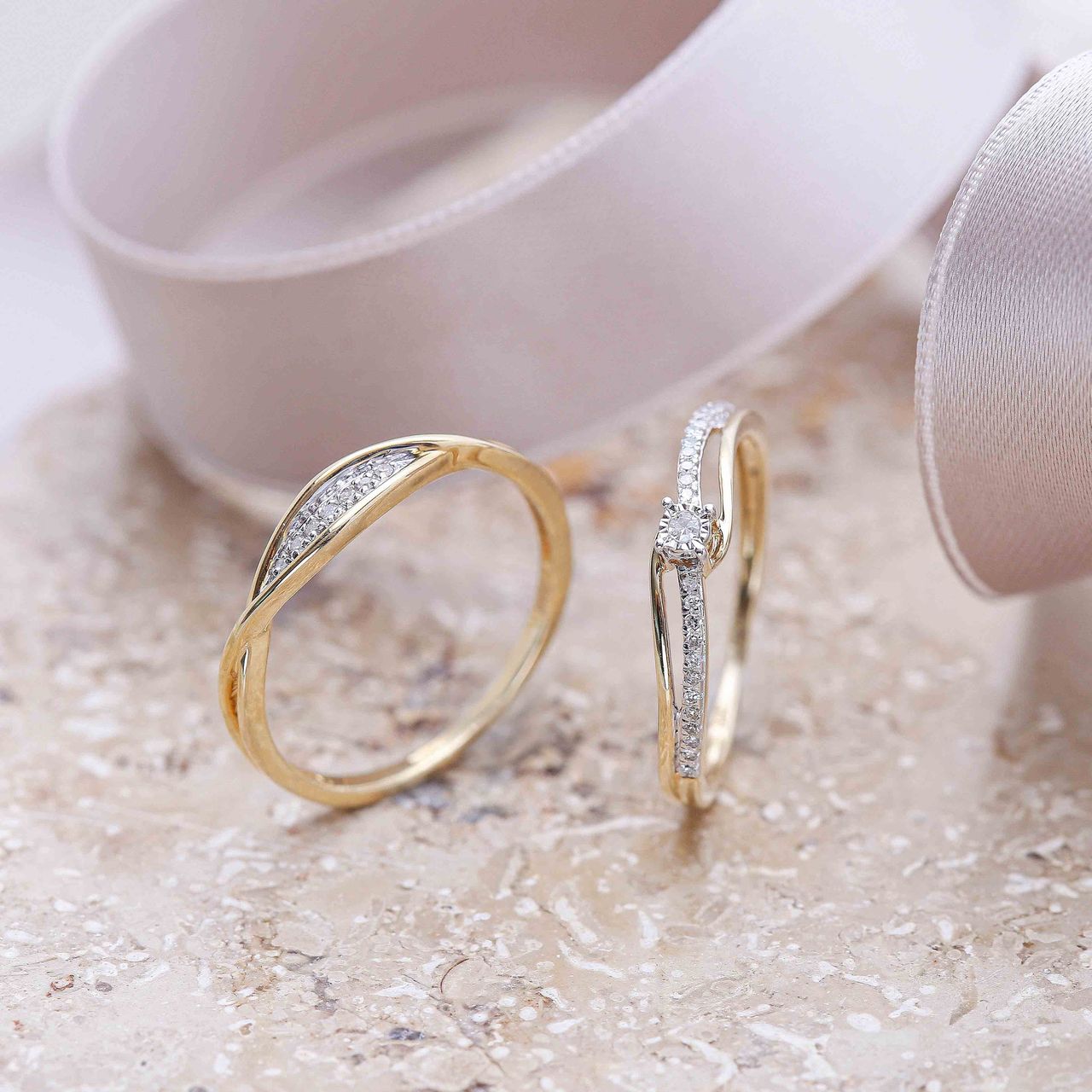 14 Karaat geelgouden ring  met 7 diamanten 0,02ct