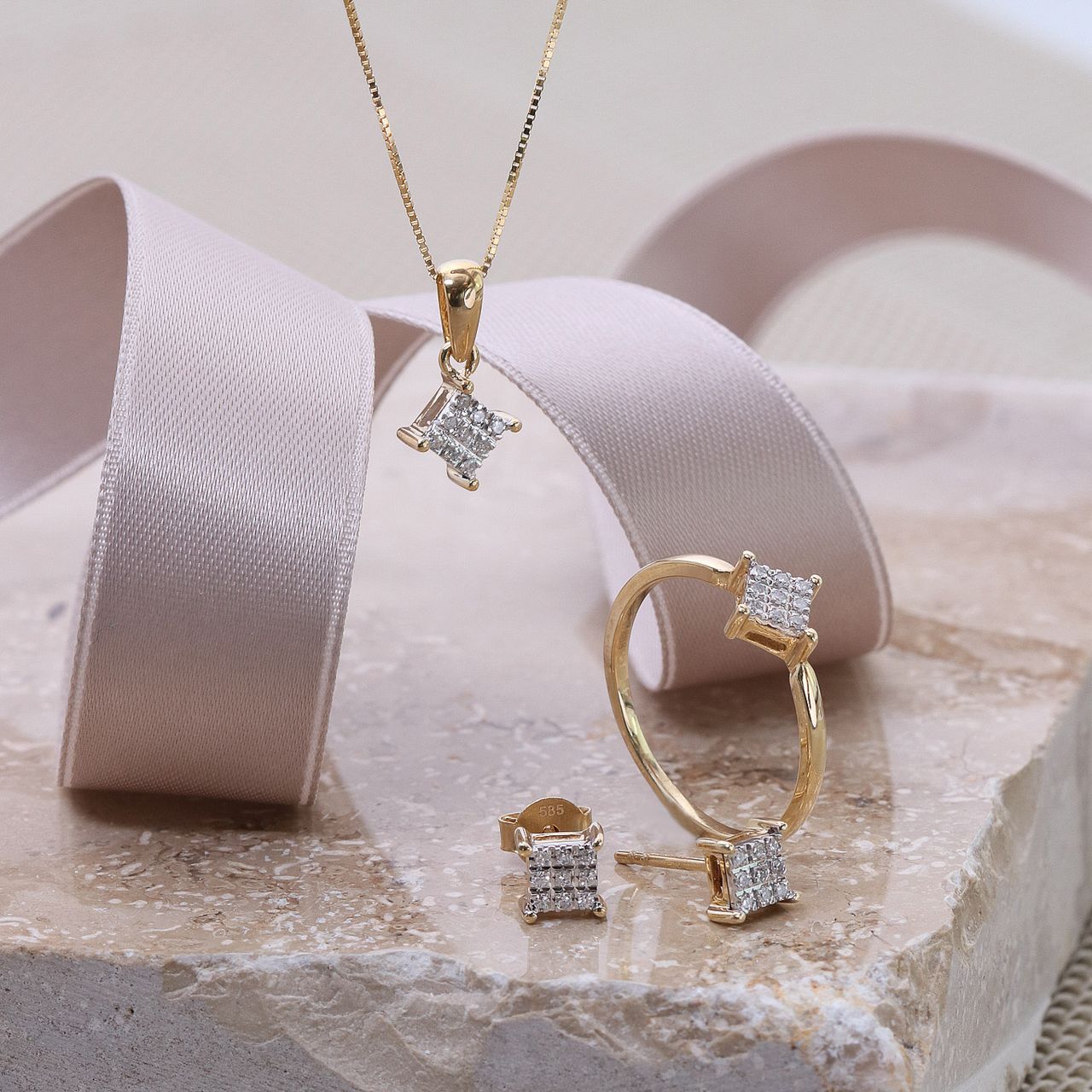 14 Karaat geelgouden ring met 9 diamanten 0,04ct