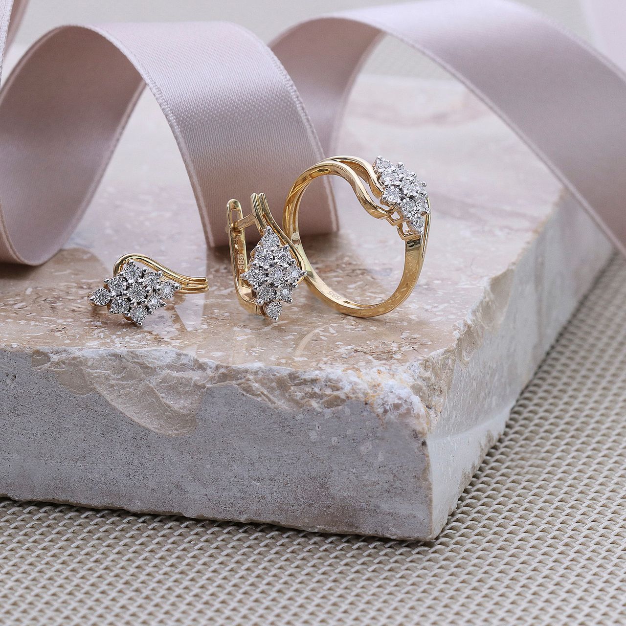 14K gouden oorbellen entourage met diamant 0,16