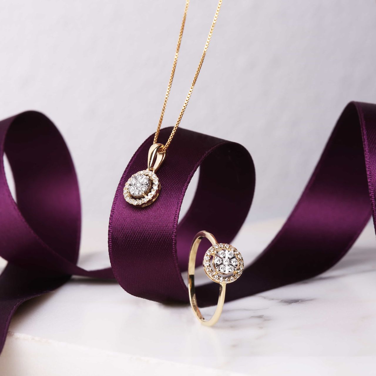 14 karaat geelgouden ring entourage 27 diamanten 0,13ct
