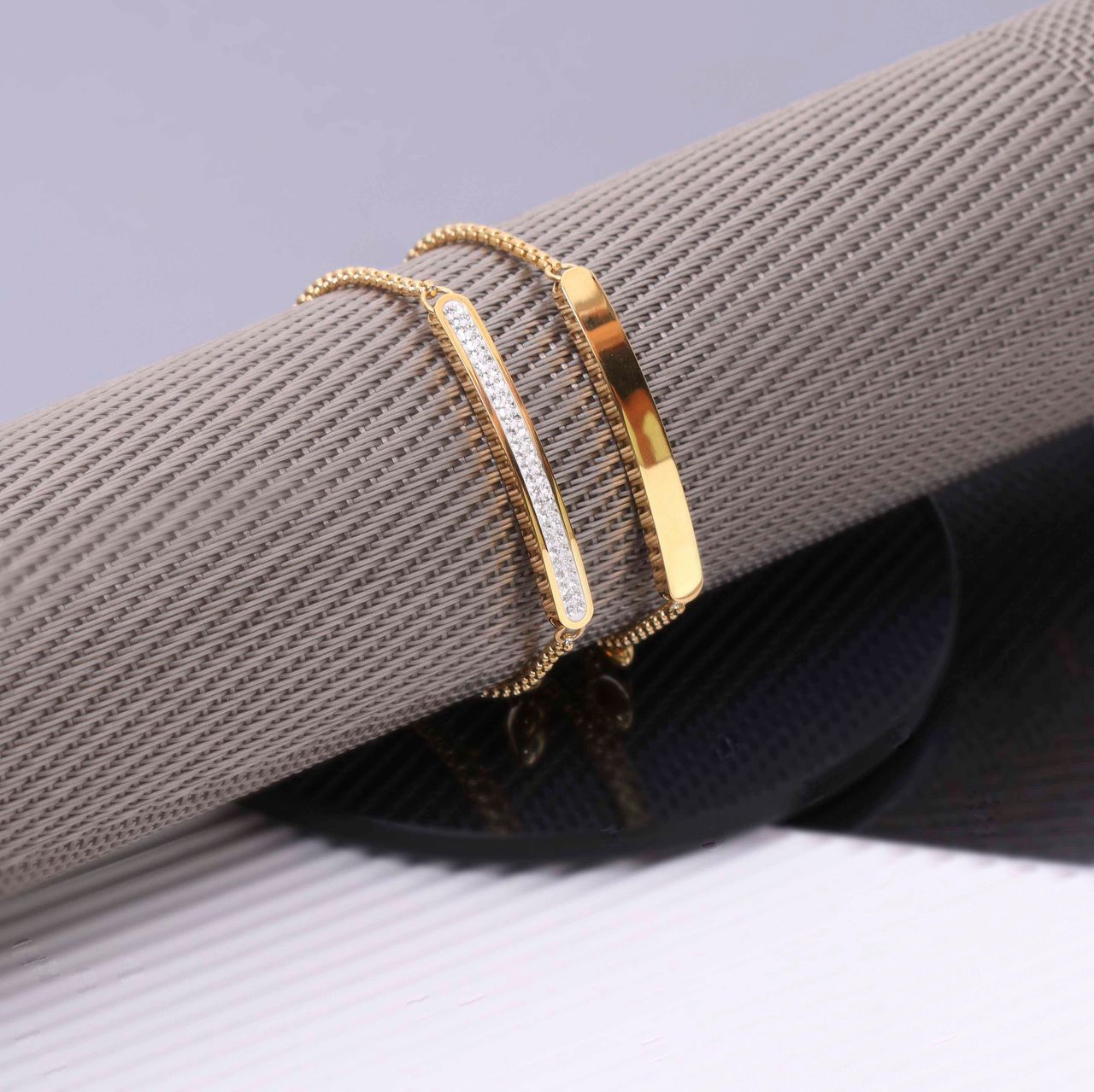 Gerecycleerd stainless steel plaatarmband goldplated wit kristal