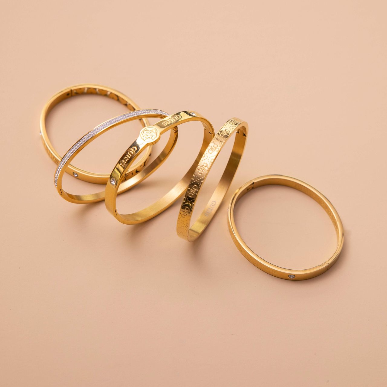 Guess stainless steel goldplated bangle met kristal voor dames