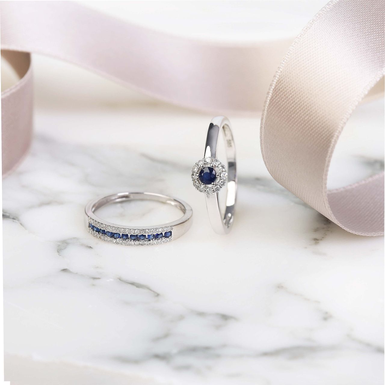 14K Witgouden ring saffier en 12 diamanten 0.08ct