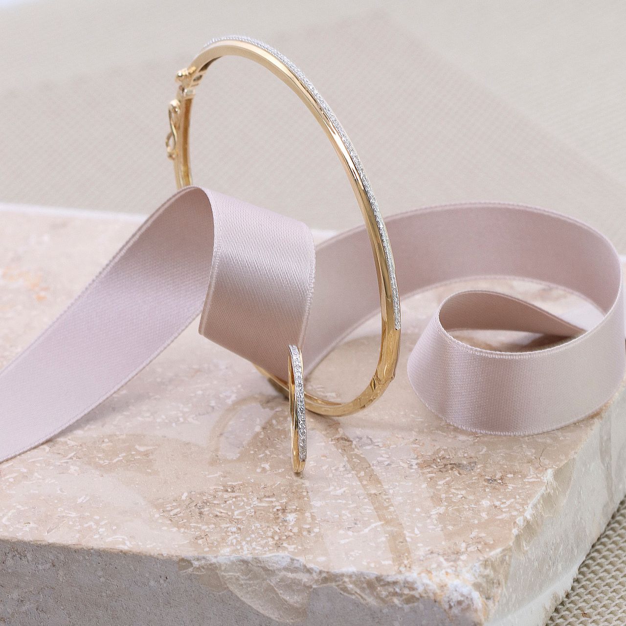Armreif aus 585 Gelbgold mit Diamant (0,22 ct)