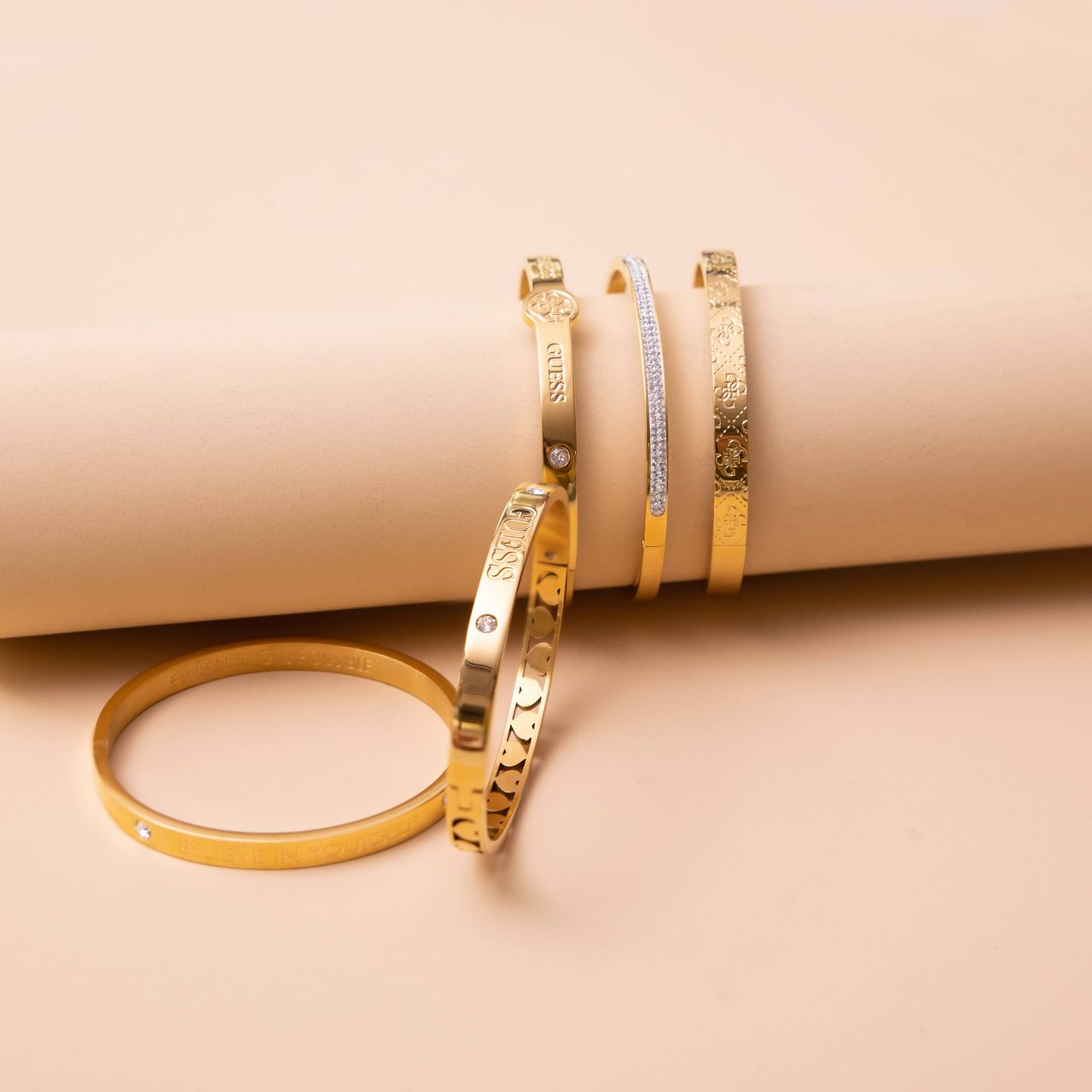 Guess stainless steel goldplated bangle met kristal voor dames