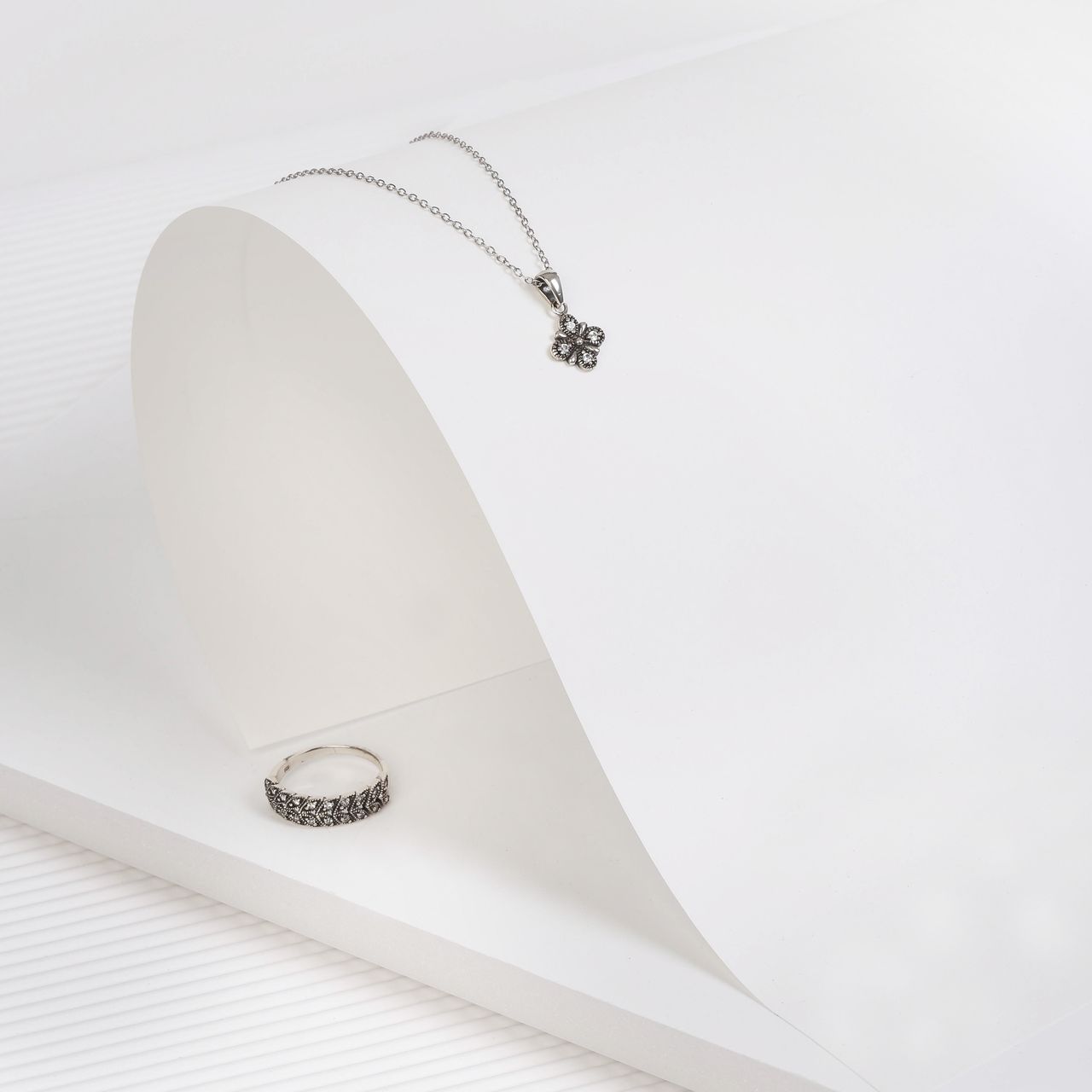 Bearbeiteter Silberring mit Zirkonia Bali