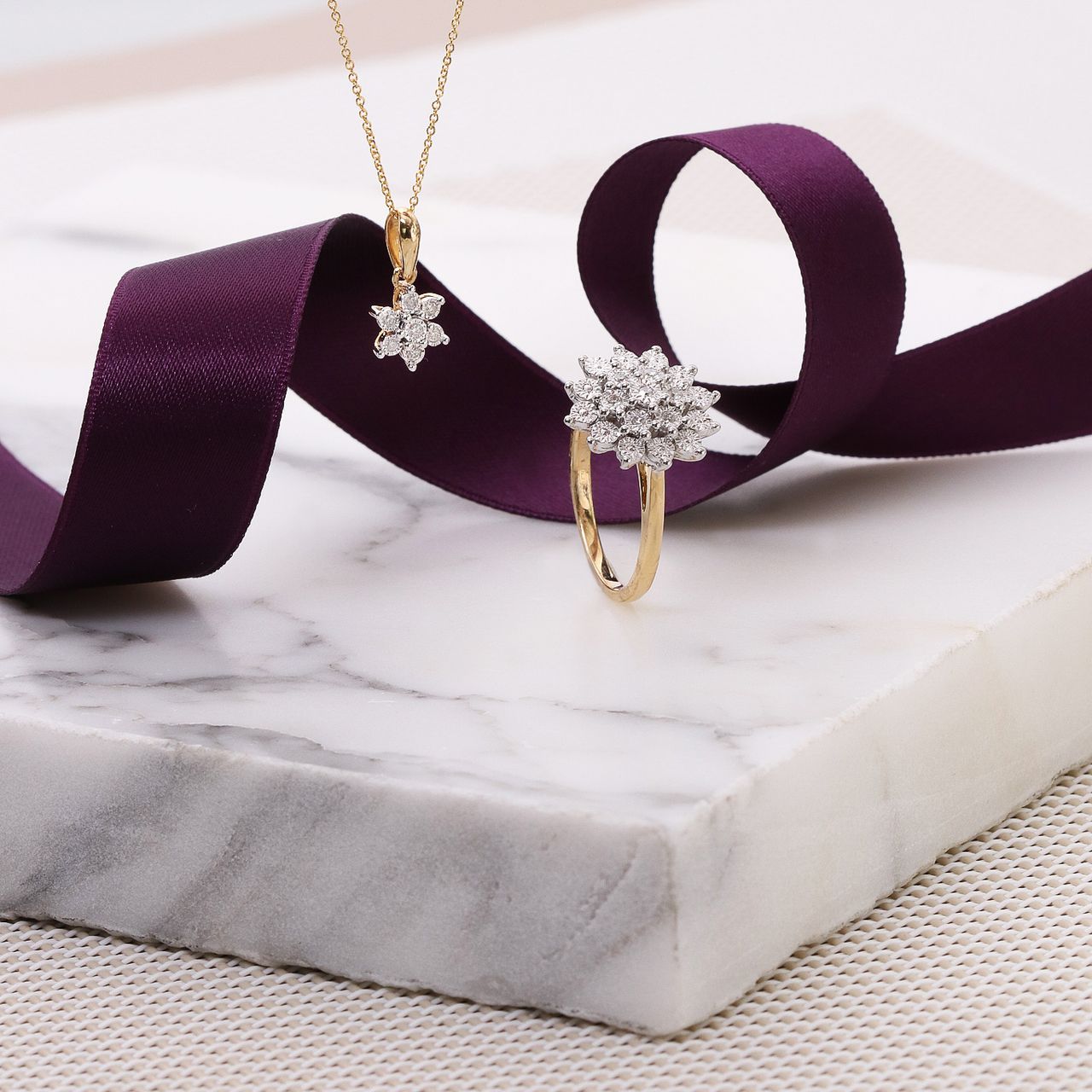 14 Karaat geelgouden ketting bloem 0,05ct