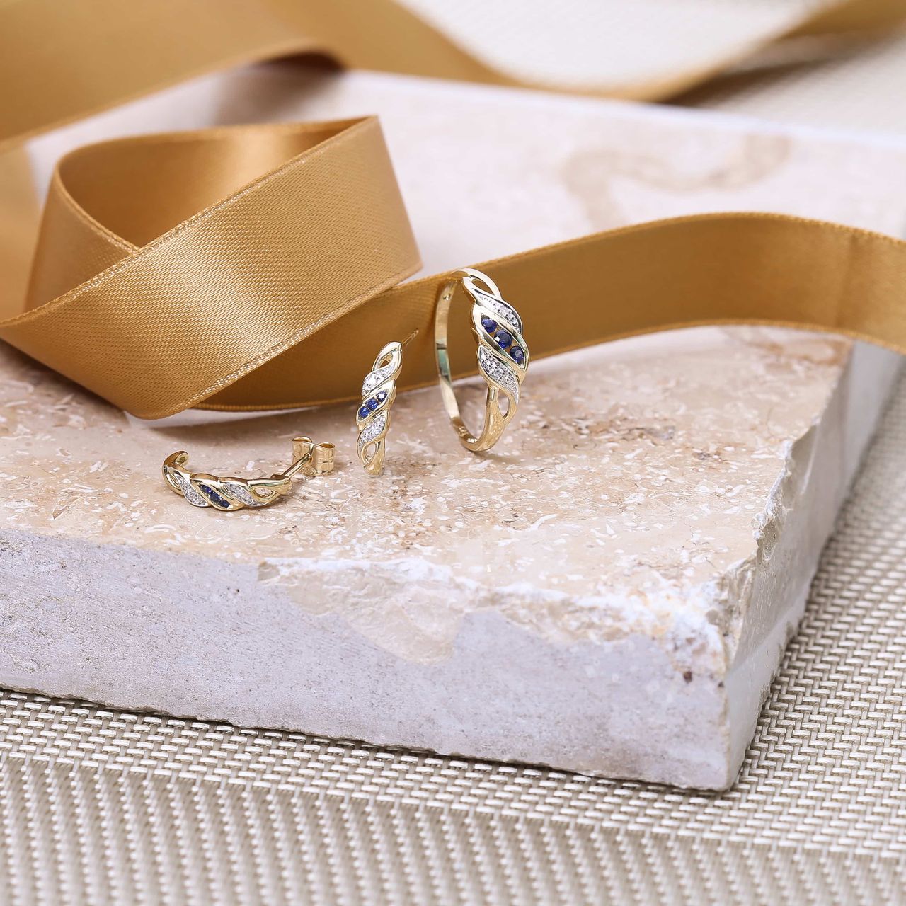 14K geelgouden ring met saffier en diamant 0,11ct