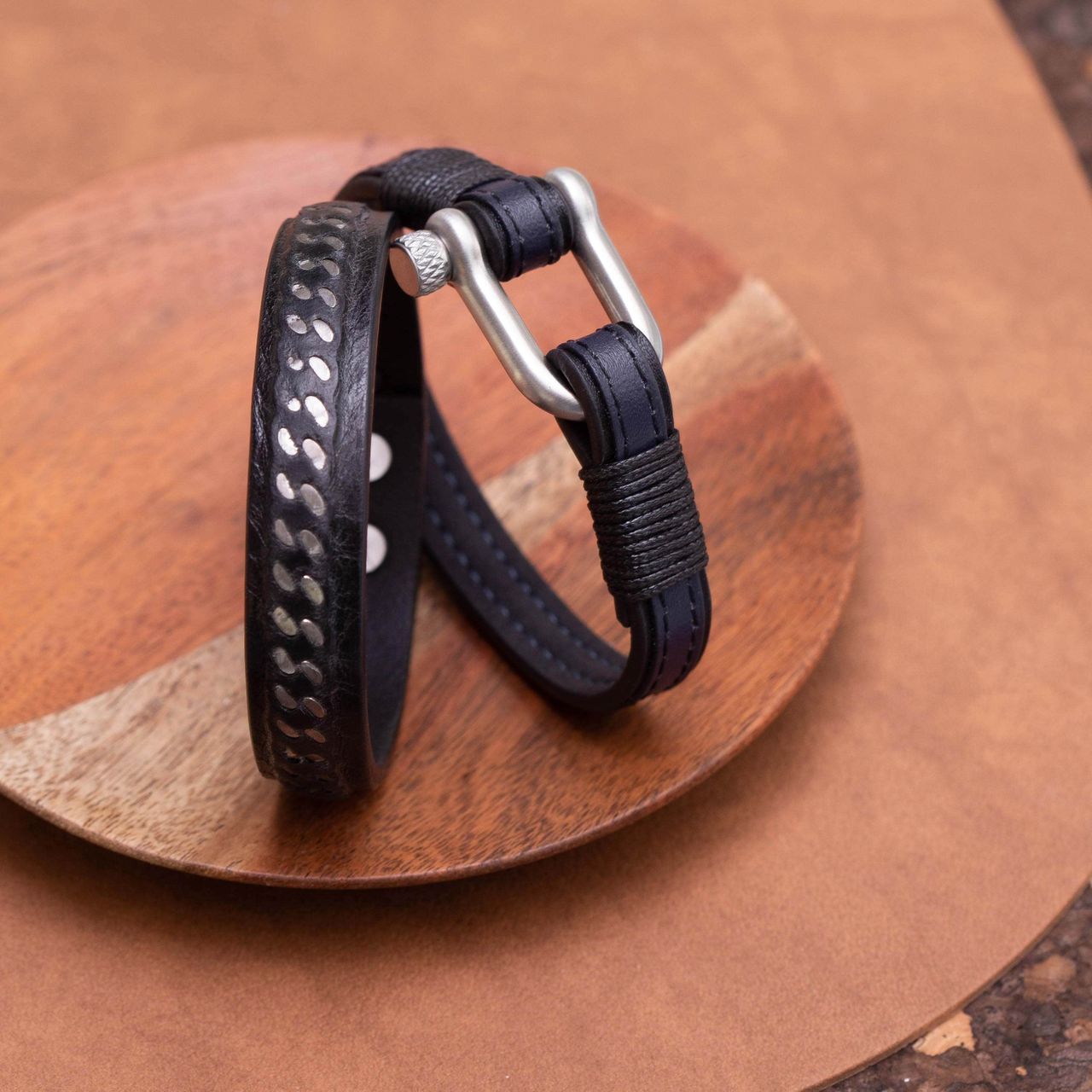 Gerecycled stalen armband zwart/blauw leer harpsluiting mat