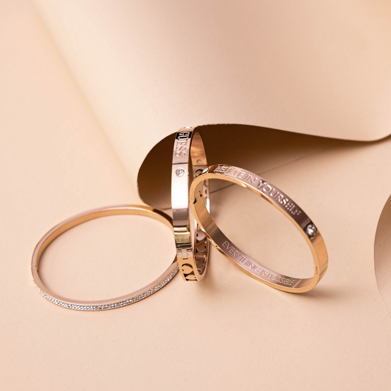 Guess stalen roséplated bangle met kristal voor dames