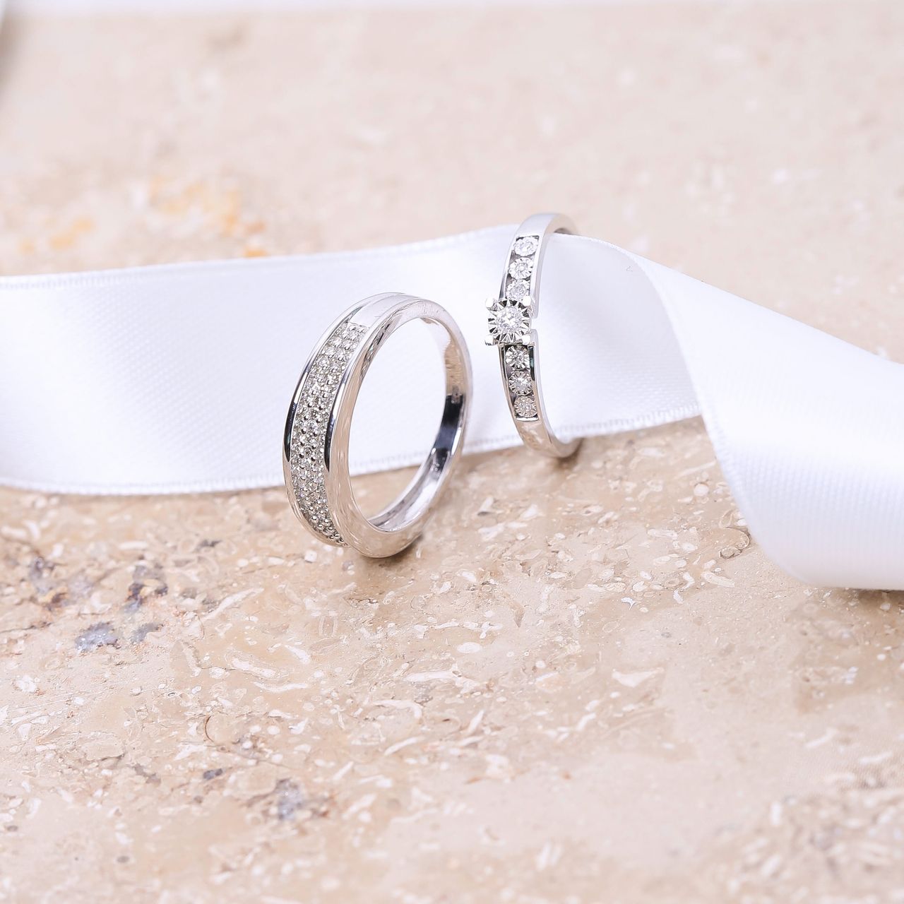 Ring, 585 Weißgold, mit 7 Diamanten 0,05 kt
