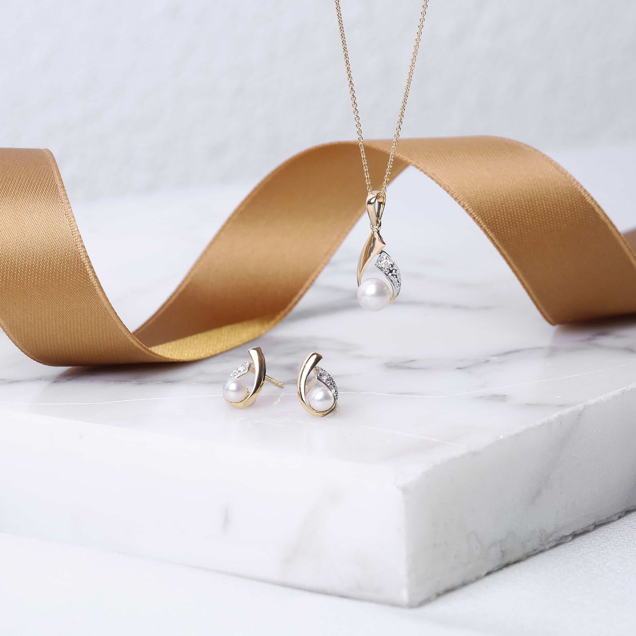 14K gouden ketting met hanger parel&diamant 0,01ct