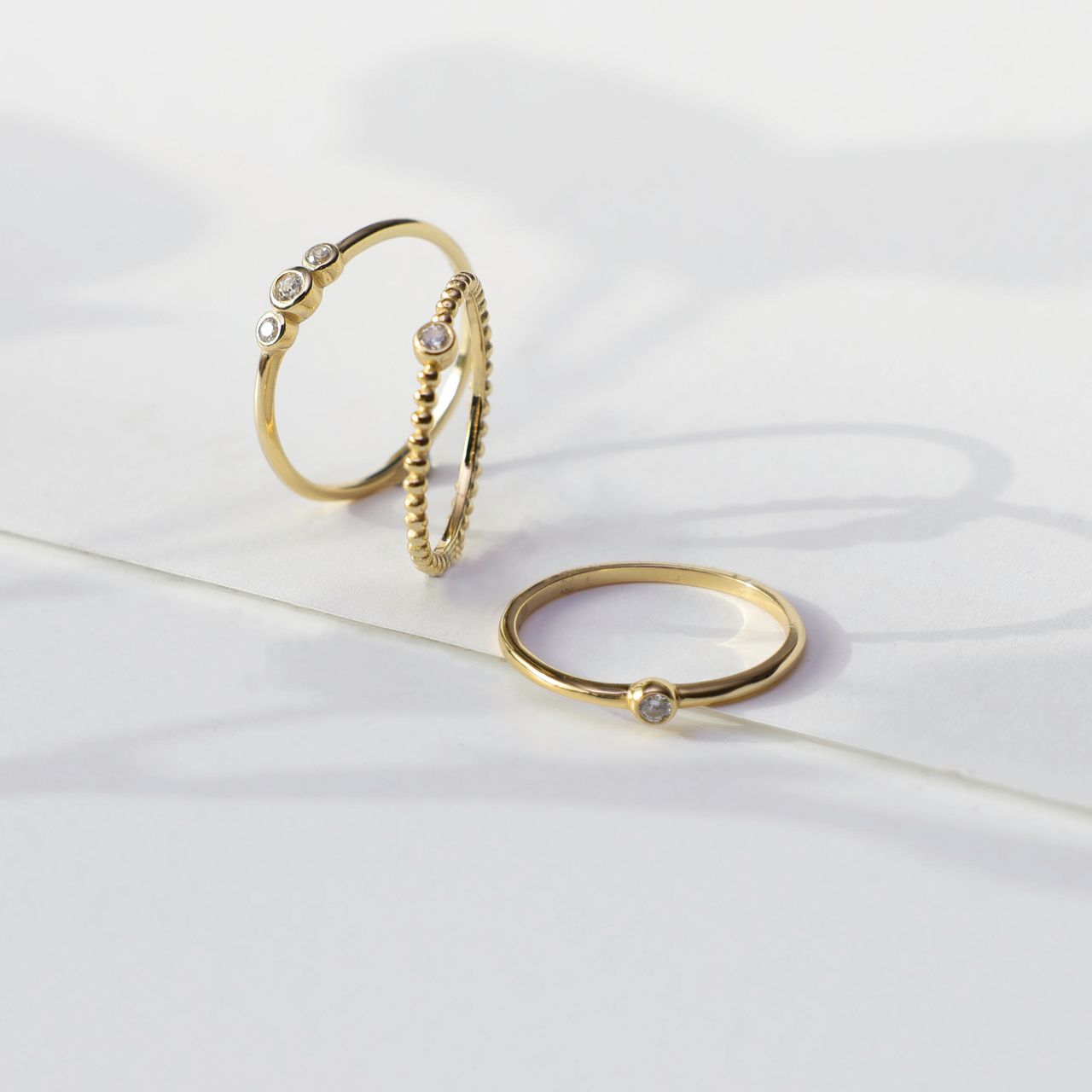 Zilveren ring goldplated bolletjes met zirkonia