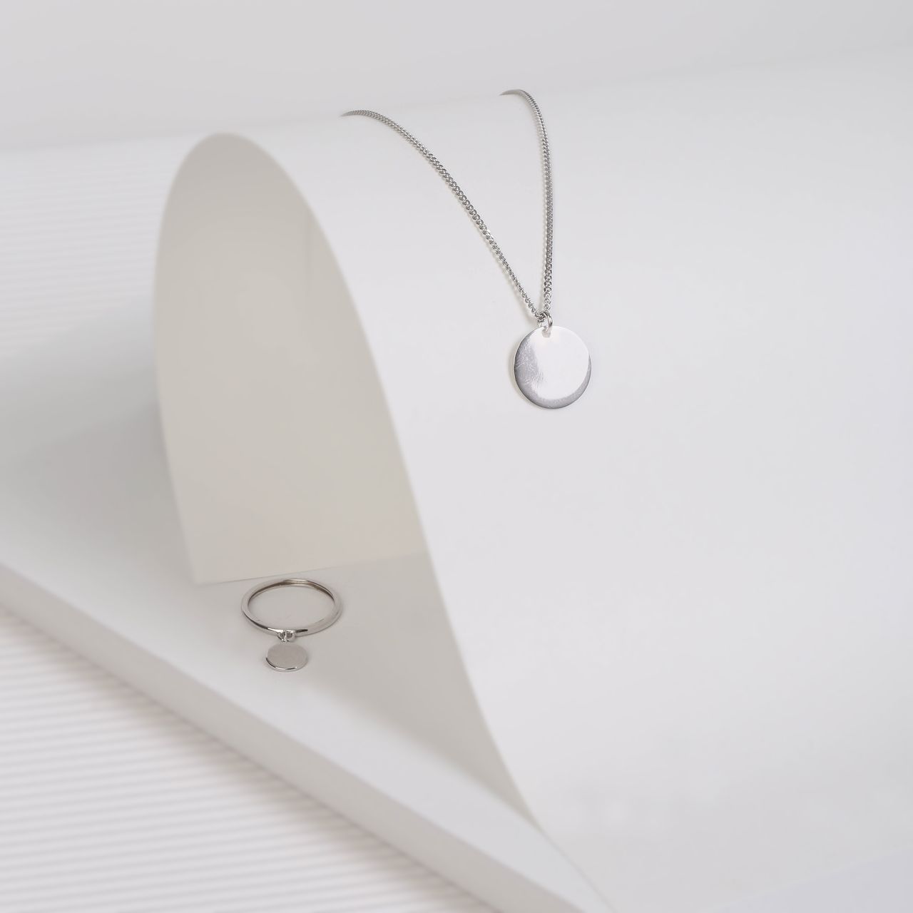 Zilveren ring met bedel disc