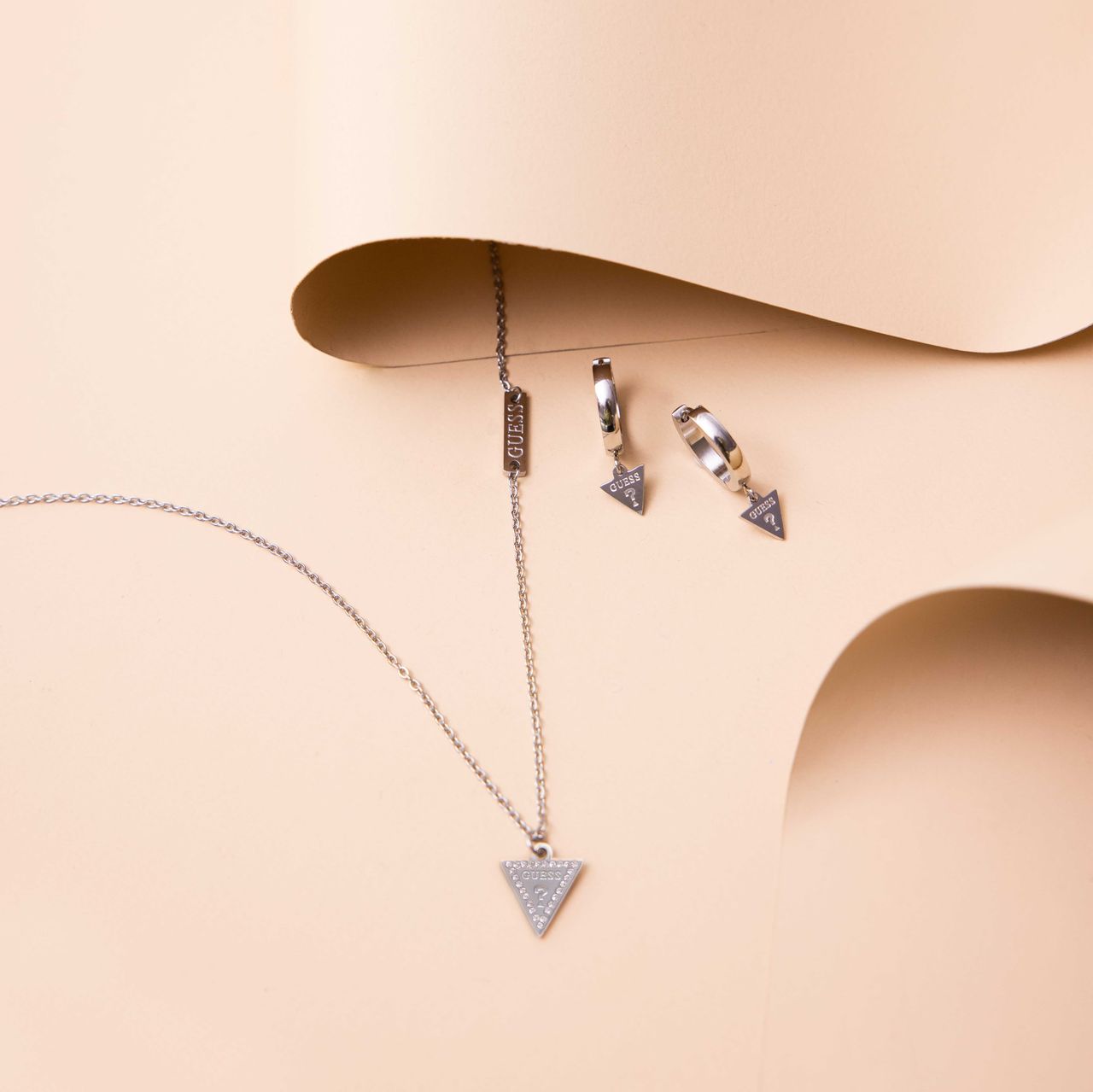 Guess stainless steel oorringen triangle 15mm voor dames