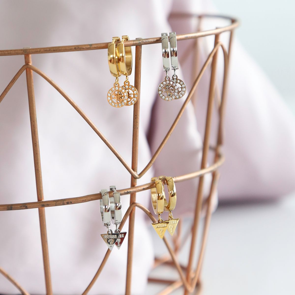 Guess stainless steel goldplated oorringen triangle met hanger voor dames