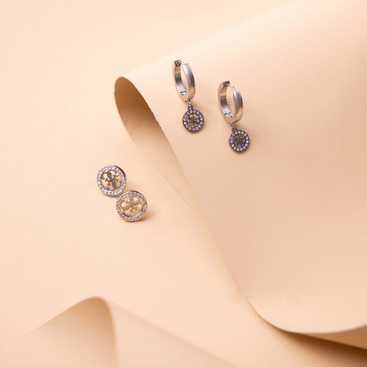 Guess stainless steel oorringhangers 4g logo 15mm voor dames