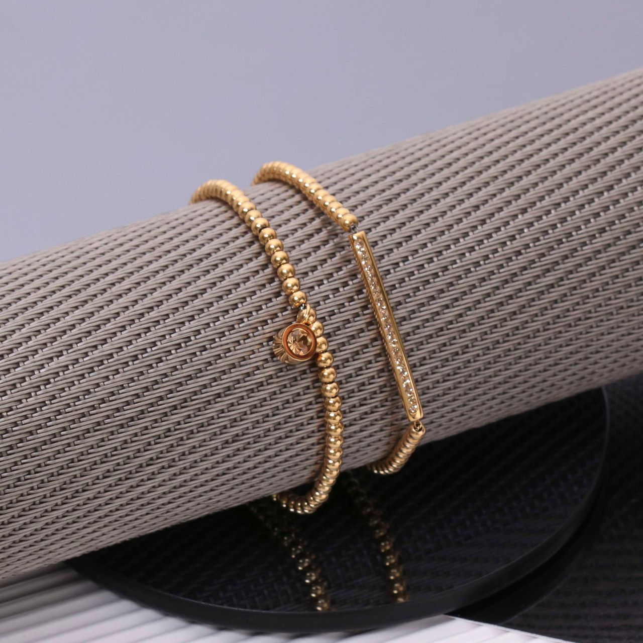 Stalen goldplated fantasiearmband  met hanger met rood kristal voor dames