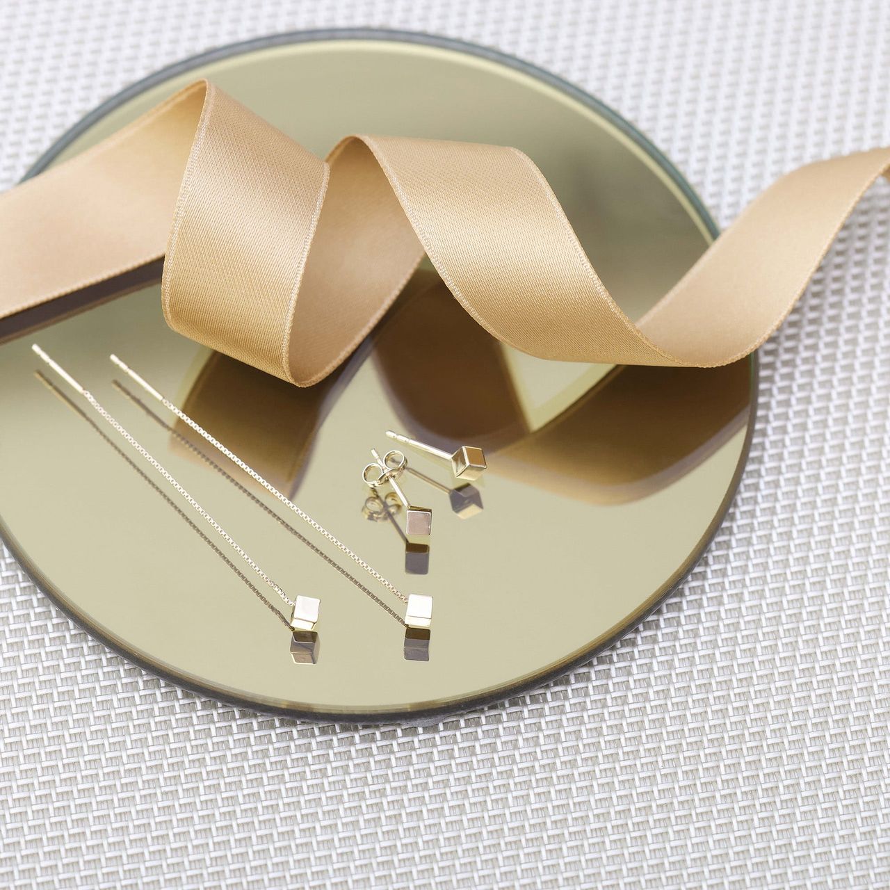 14 Karaat geelgouden pull thru oorbellen kubus