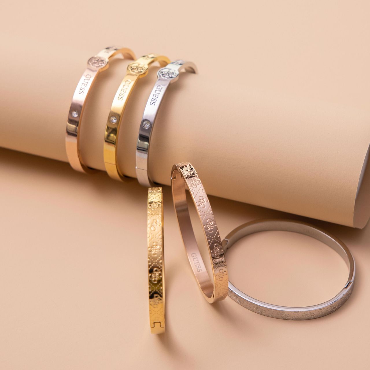 Guess stainless steel roséplated bangle met kristal voor dames