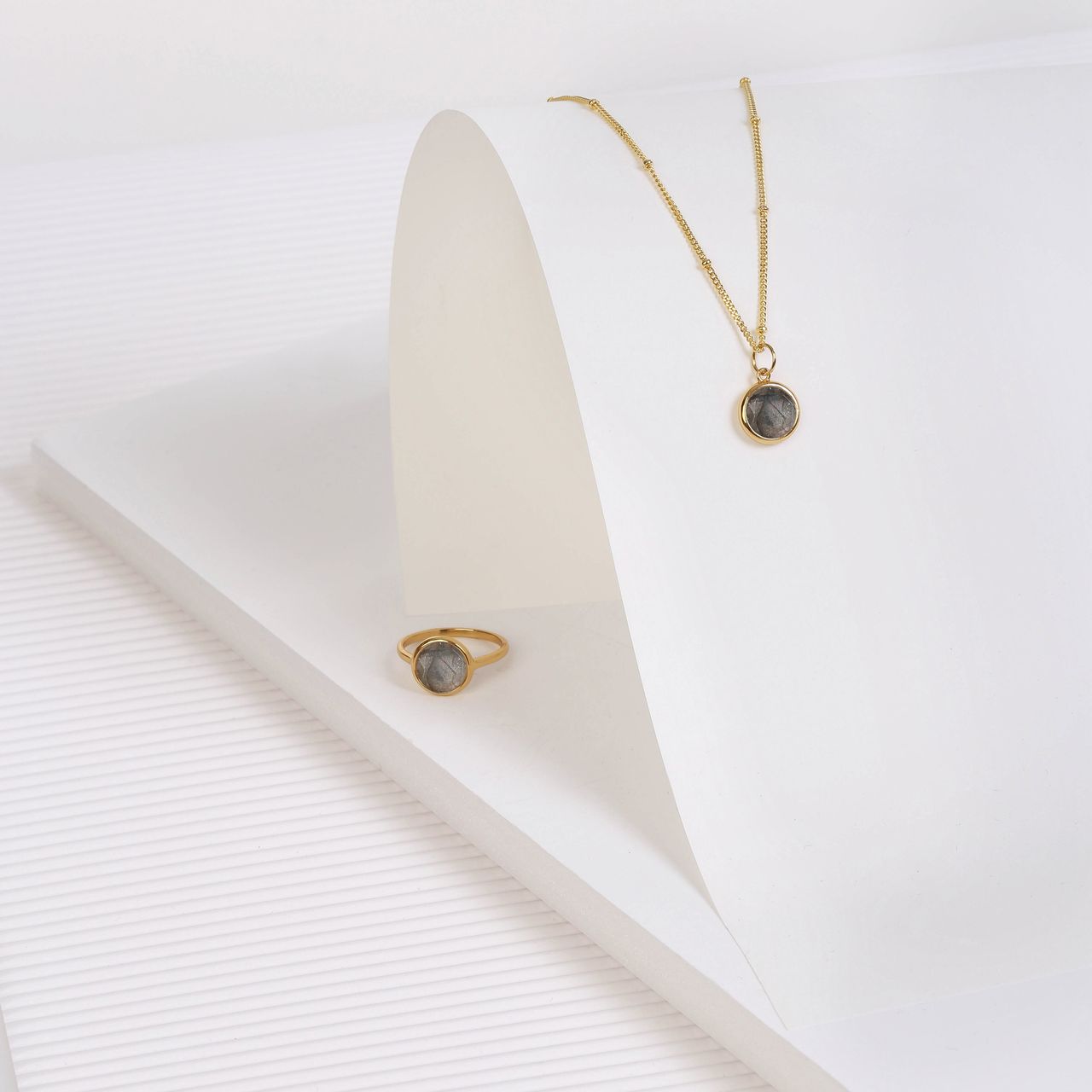 Zilveren goldplated ring met labradoriet voor dames