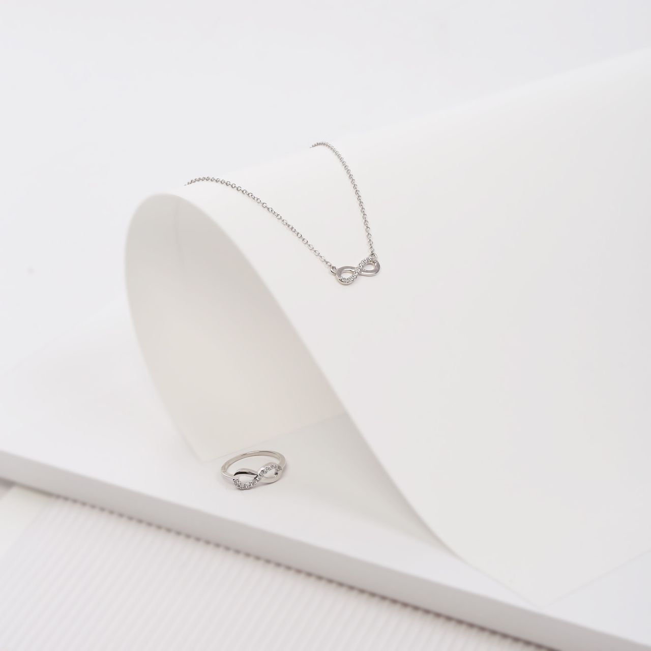 Zilveren ring infinity met zirkonia