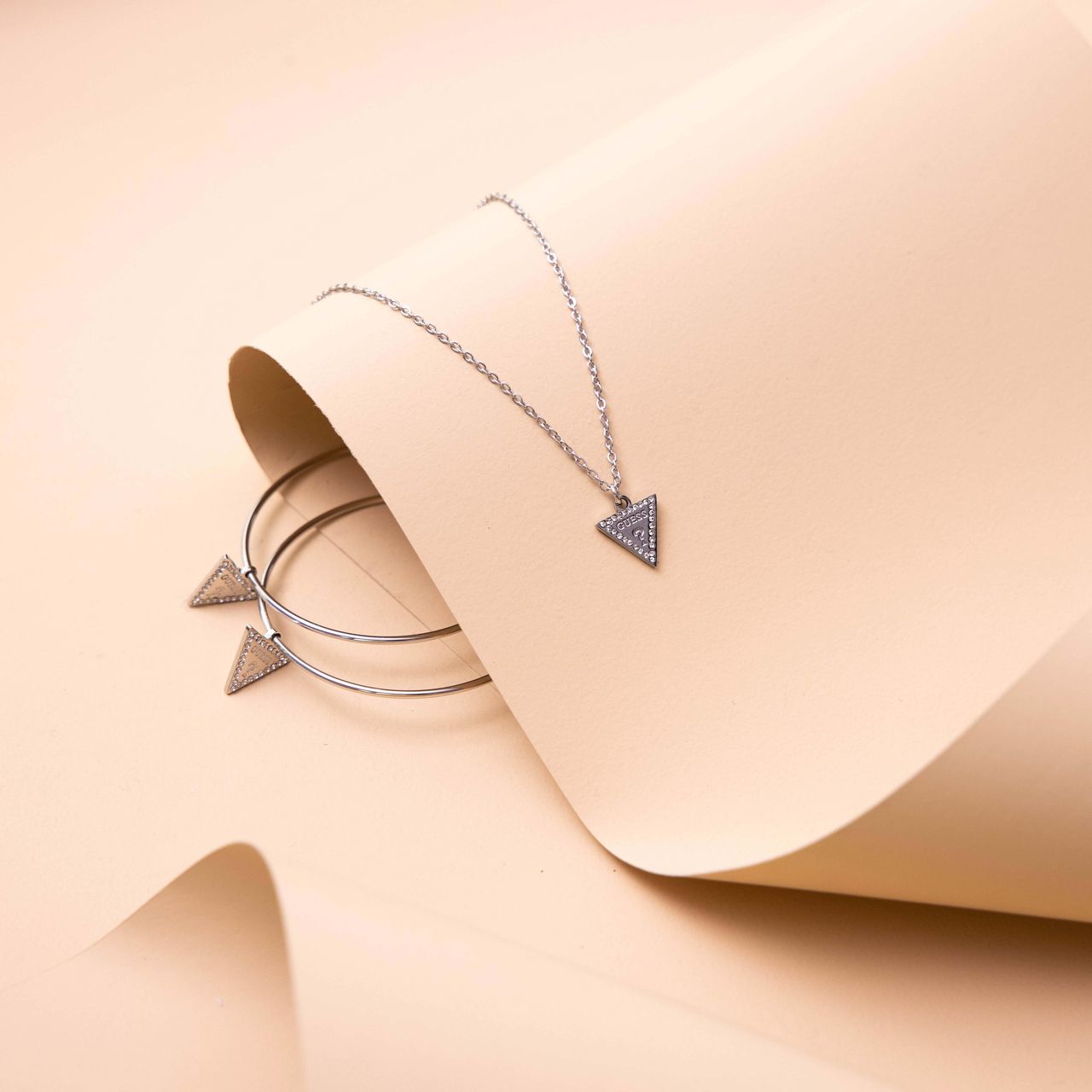 Guess stalen oorbellen triangle 50mm