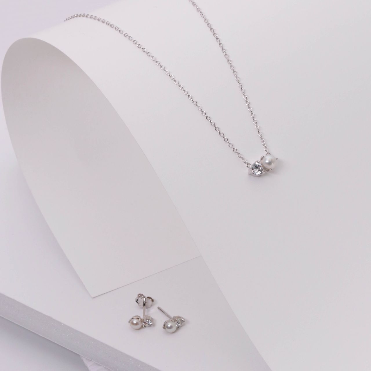 Zilveren ketting met zoetwaterparel en zirkonia
